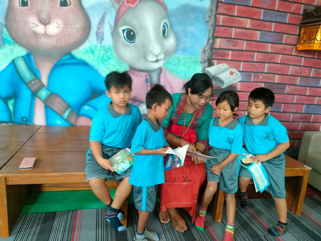 Kunjungan TK Widya Kumara Tangeb ke Perpustakaan Sastra Mangutama Kabupaten Badung